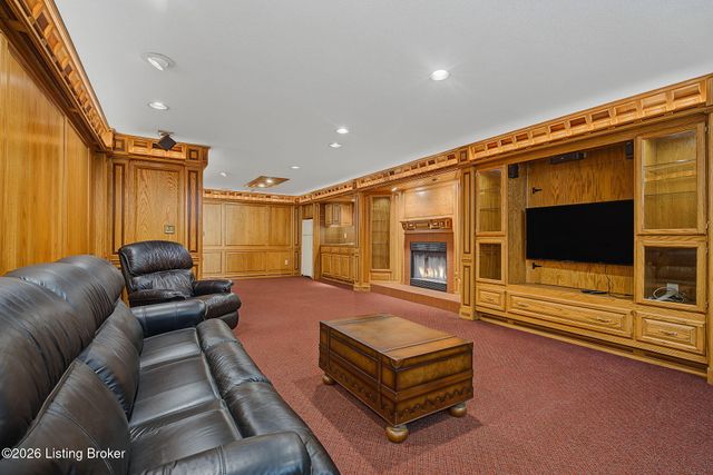 8800 Timberline Dr, Louisville, KY 40291