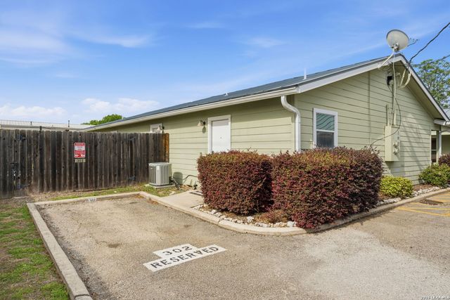 121 S Plant Ave Apt 302, Boerne, TX 78006