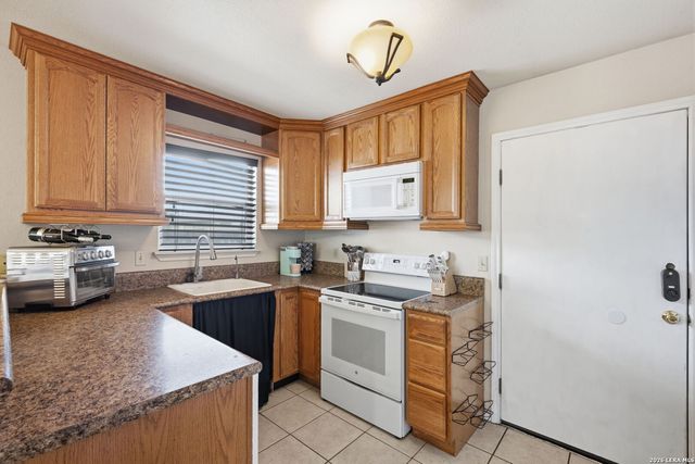 121 S Plant Ave Apt 302, Boerne, TX 78006