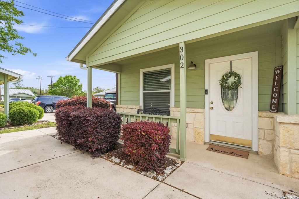 121 S Plant Ave Apt 302, Boerne, TX 78006