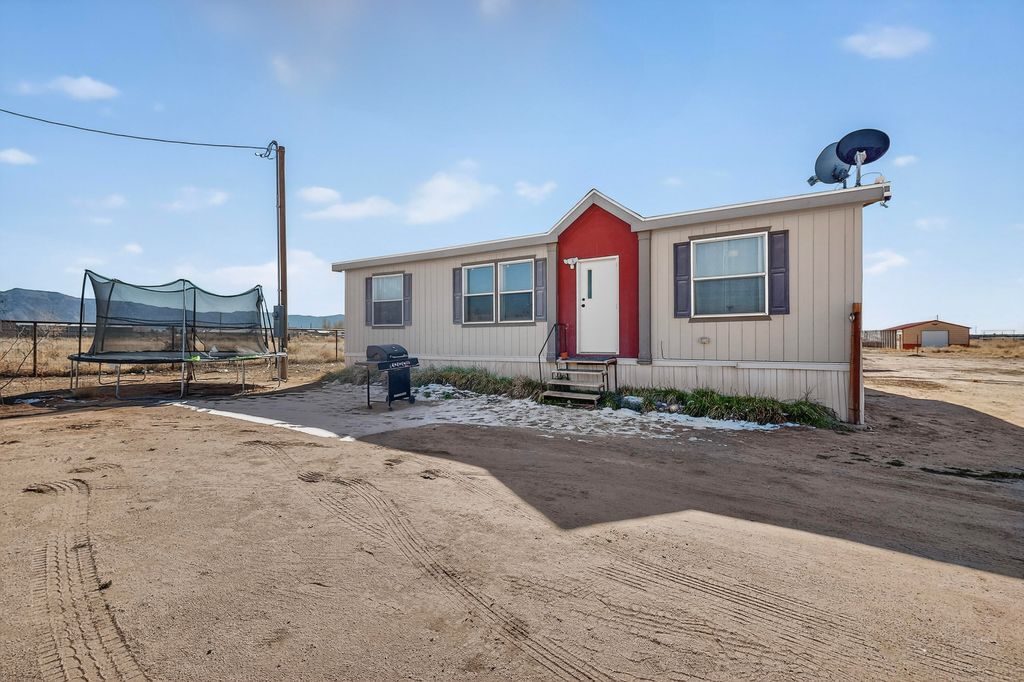 10 Luminoso Court, Los Lunas, NM 87031
