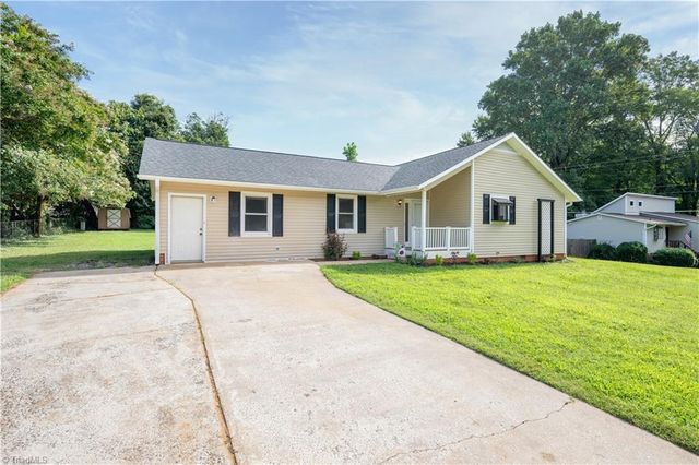 487 Raven Ridge Drive, Kernersville, NC 27284