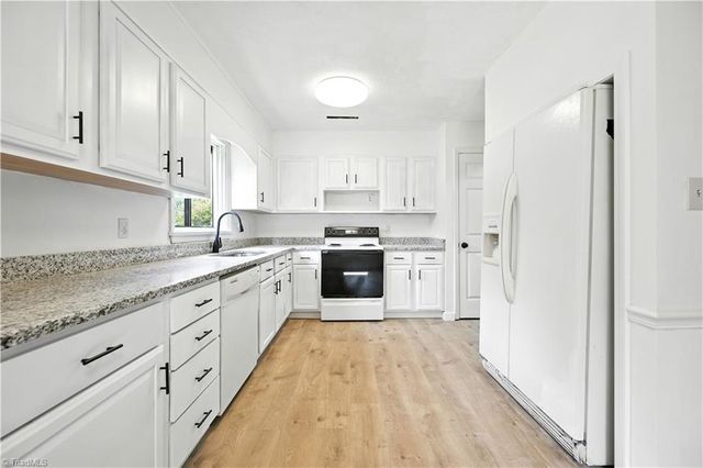 487 Raven Ridge Drive, Kernersville, NC 27284