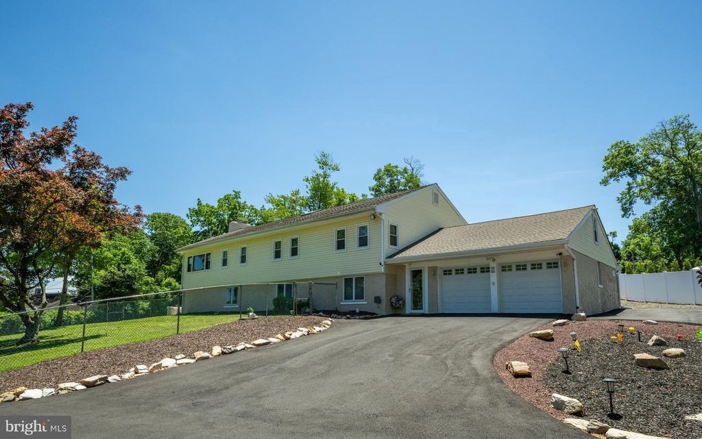 11 WILLIAMS LN, Yardley, PA 19067