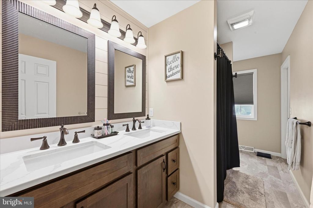 Image 12 of property listing at 1363 PERRY DR, Denver, PA 17517