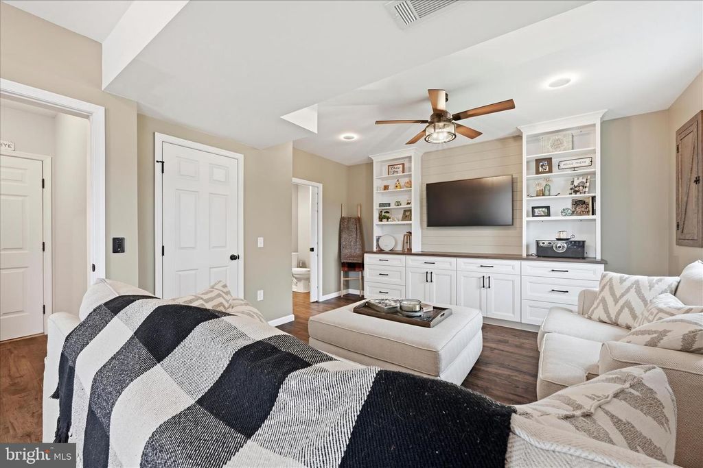 Image 19 of property listing at 1363 PERRY DR, Denver, PA 17517