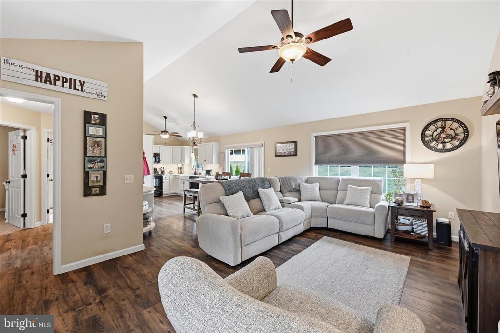 Image 5 of property listing at 1363 PERRY DR, Denver, PA 17517