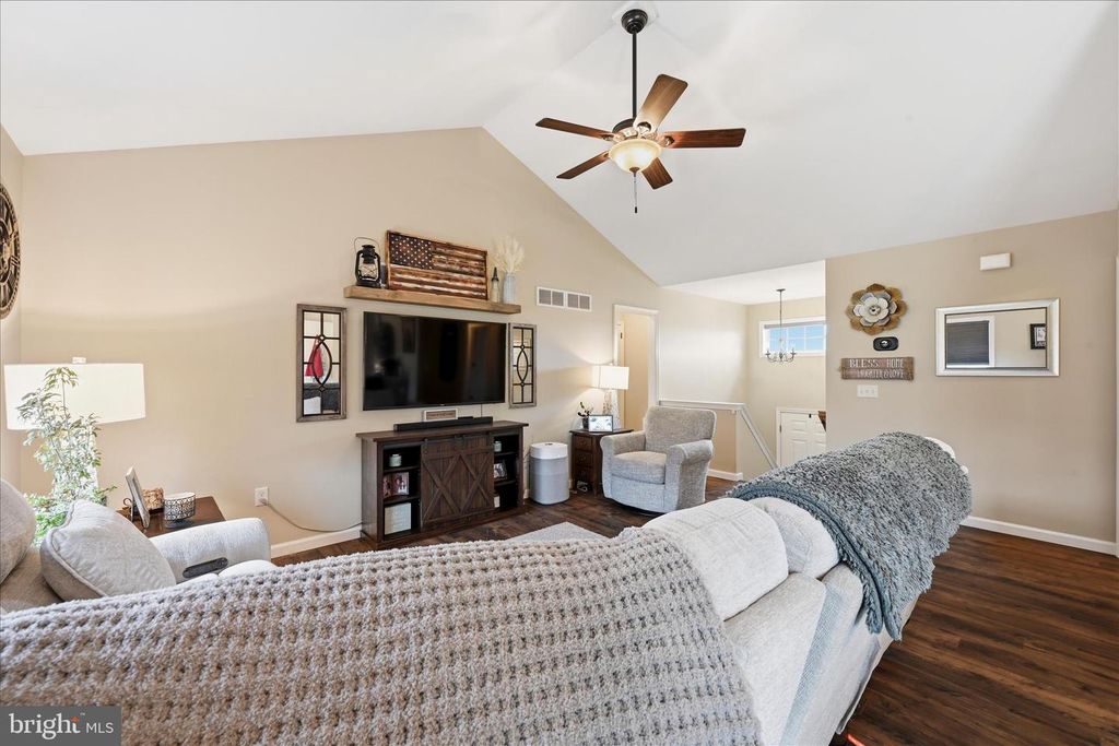 Image 6 of property listing at 1363 PERRY DR, Denver, PA 17517