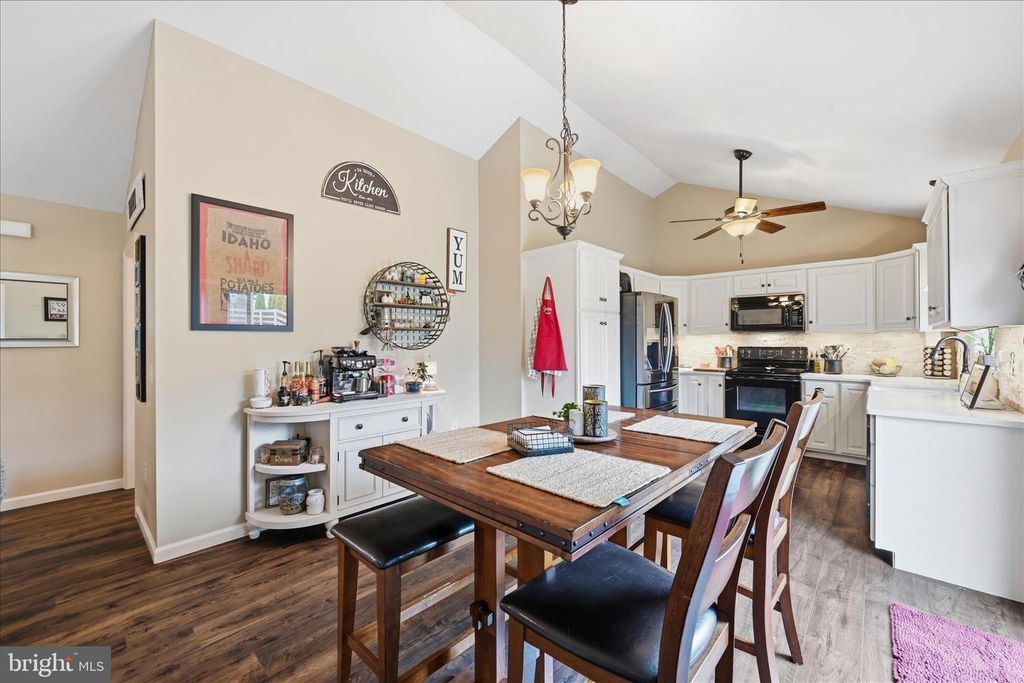 Image 7 of property listing at 1363 PERRY DR, Denver, PA 17517