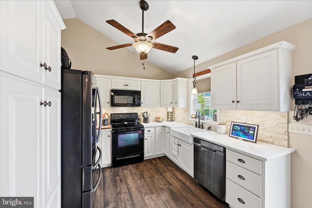 Image 8 of property listing at 1363 PERRY DR, Denver, PA 17517