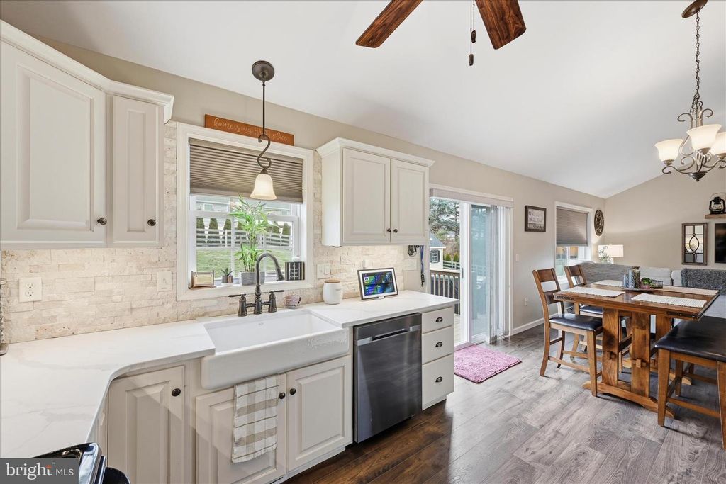 Image 9 of property listing at 1363 PERRY DR, Denver, PA 17517