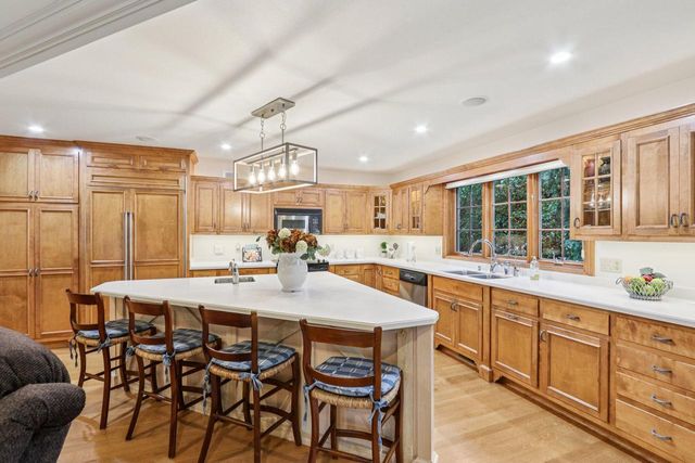 930 Schloemer DRIVE, West Bend, WI 53095