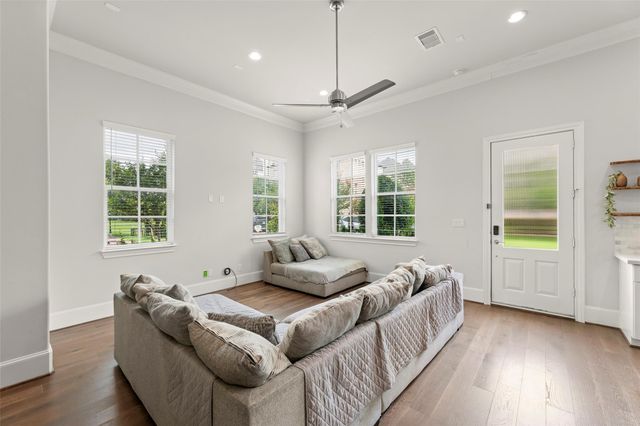 9651 Kings Cross Station, Houston, TX 77045