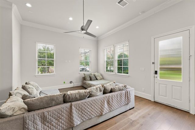 9651 Kings Cross Station, Houston, TX 77045