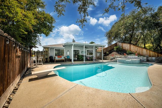 804 Hillswood Ct, Oakdale, CA 95361