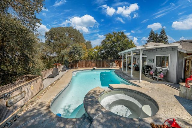 804 Hillswood Ct, Oakdale, CA 95361