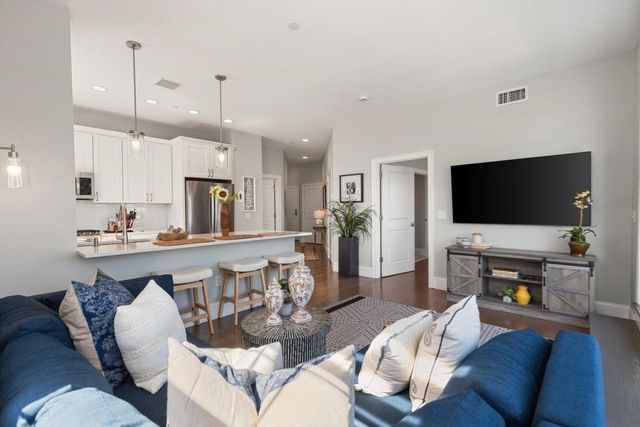 8 Sanborn Street 4011, Reading, MA 01867