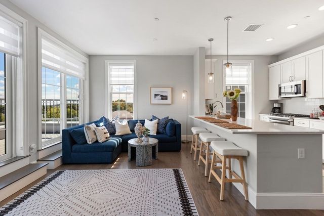8 Sanborn Street 4011, Reading, MA 01867