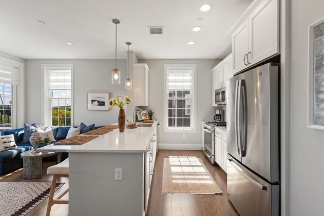 8 Sanborn Street 4011, Reading, MA 01867