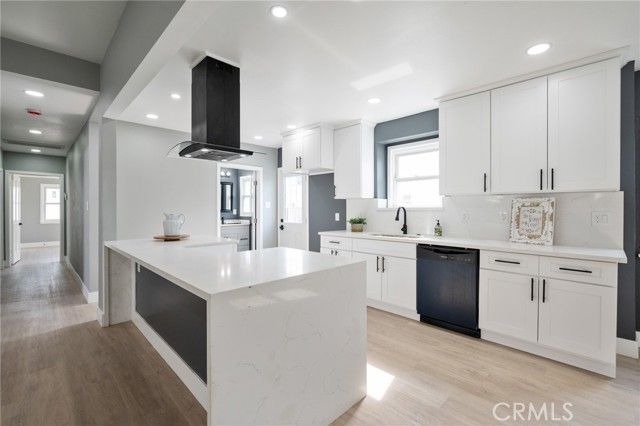 8716 S 10th Avenue, Inglewood, CA 90305