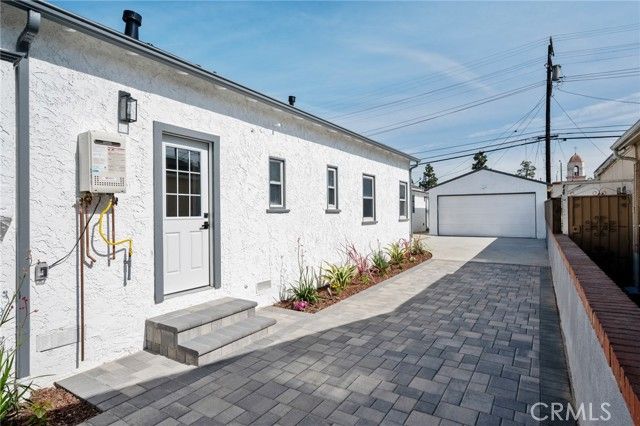 8716 S 10th Avenue, Inglewood, CA 90305