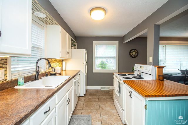1106 N 4th, Manhattan, KS 66502