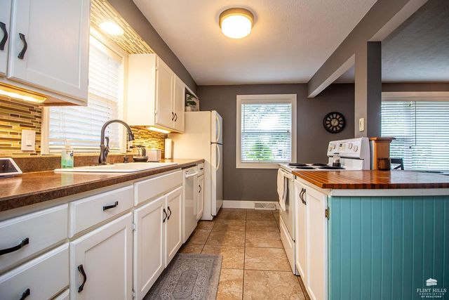 1106 N 4th, Manhattan, KS 66502