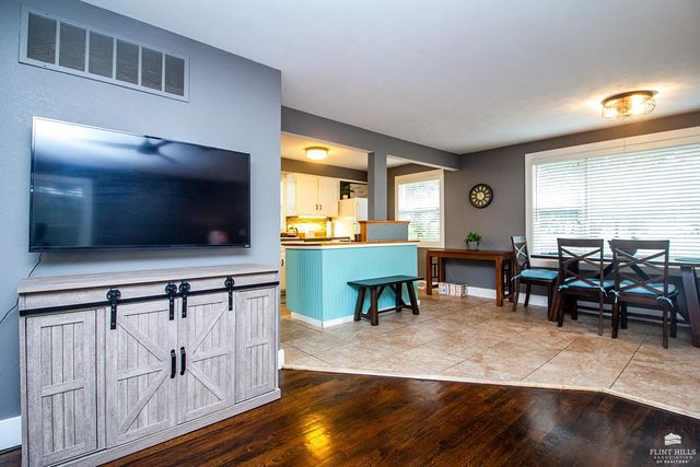 1106 N 4th, Manhattan, KS 66502