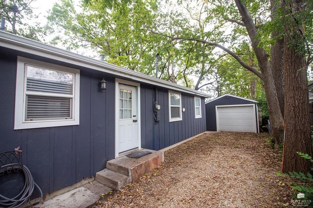 1106 N 4th, Manhattan, KS 66502