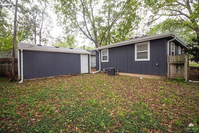 1106 N 4th, Manhattan, KS 66502