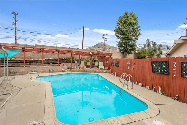 26252 Croydon St, Highland, CA 92346
