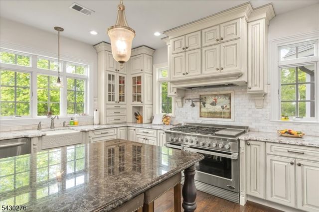 33 Still Hollow Rd, Tewksbury Twp., NJ 08833