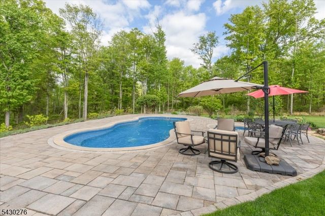 33 Still Hollow Rd, Tewksbury Twp., NJ 08833