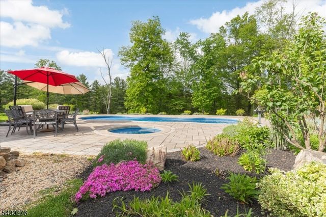 33 Still Hollow Rd, Tewksbury Twp., NJ 08833