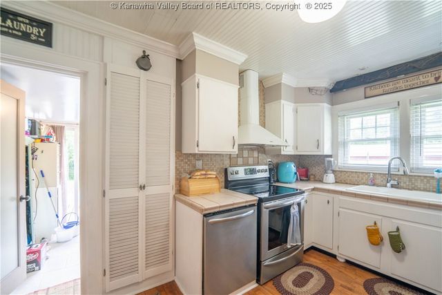 10178 Derricks Creek Road, Sissonville, WV 25320