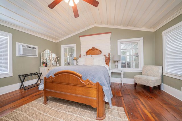 408 Houston St, Jefferson, TX 75657