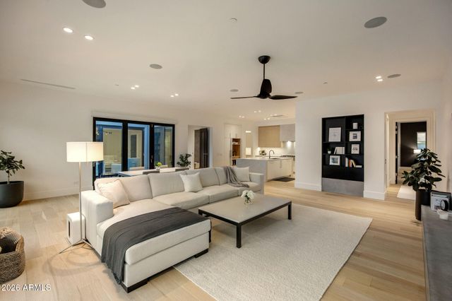 8820 E LARIAT Lane, Scottsdale, AZ 85255