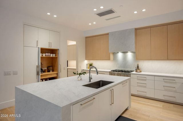 8820 E LARIAT Lane, Scottsdale, AZ 85255