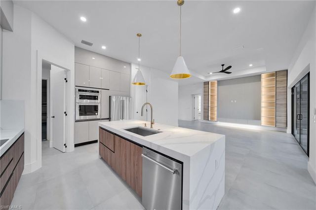 836 SW 36th TER, Cape Coral, FL 33914