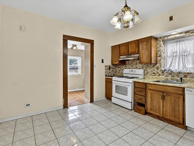 4935 W Henderson Street, Chicago, IL 60641
