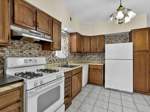 4935 W Henderson Street, Chicago, IL 60641