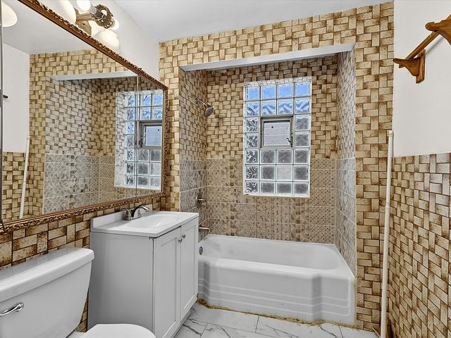 4935 W Henderson Street, Chicago, IL 60641