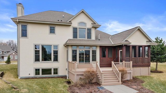 W243N2743 Creekside DRIVE, Pewaukee, WI 53072