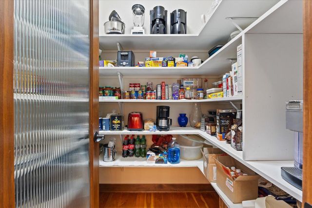 W243N2743 Creekside DRIVE, Pewaukee, WI 53072