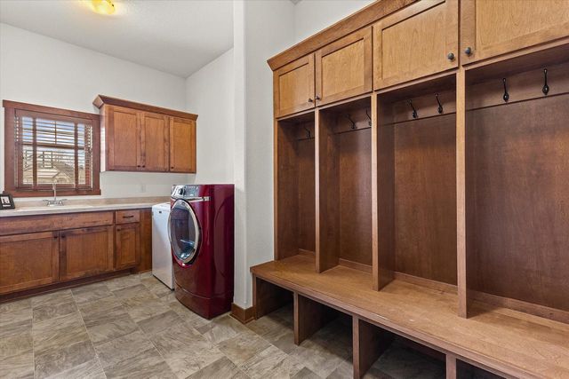 W243N2743 Creekside DRIVE, Pewaukee, WI 53072