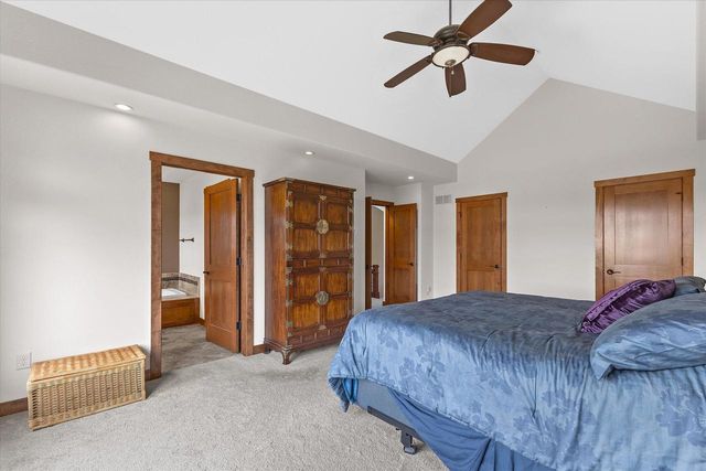 W243N2743 Creekside DRIVE, Pewaukee, WI 53072