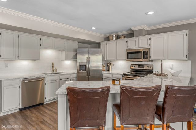 5221 S Lakeshore Drive, Shreveport, LA 71109