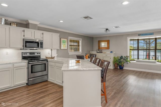 5221 S Lakeshore Drive, Shreveport, LA 71109