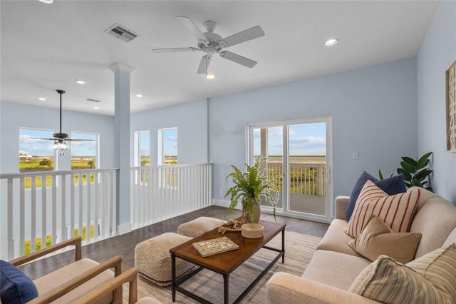 11202 Reagor Way, Galveston, TX 77554