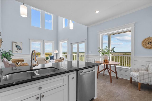 11202 Reagor Way, Galveston, TX 77554